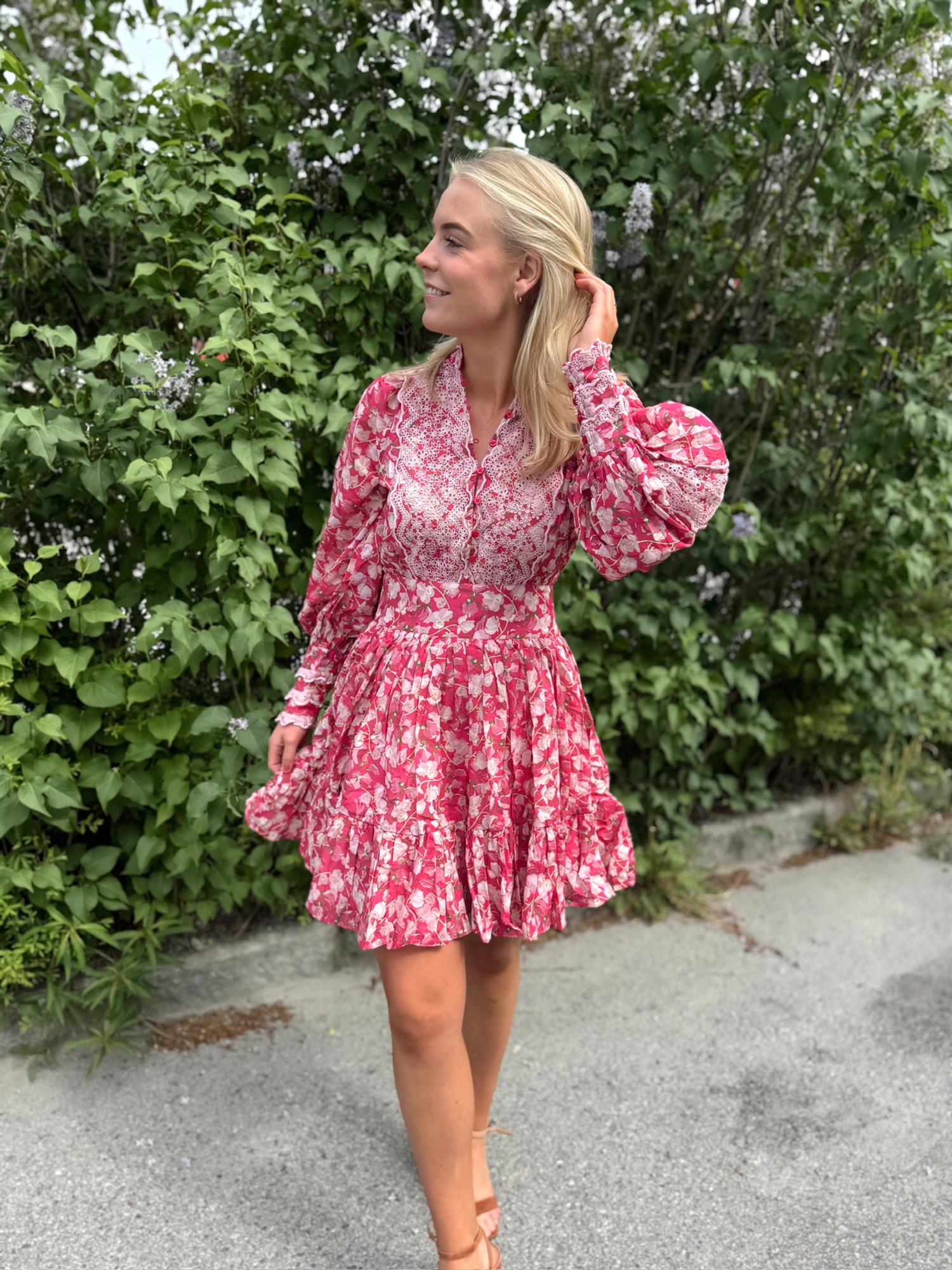 by TiMo - Cotton Slub Mini Dress - Poppy Meadow  Hos Josefine