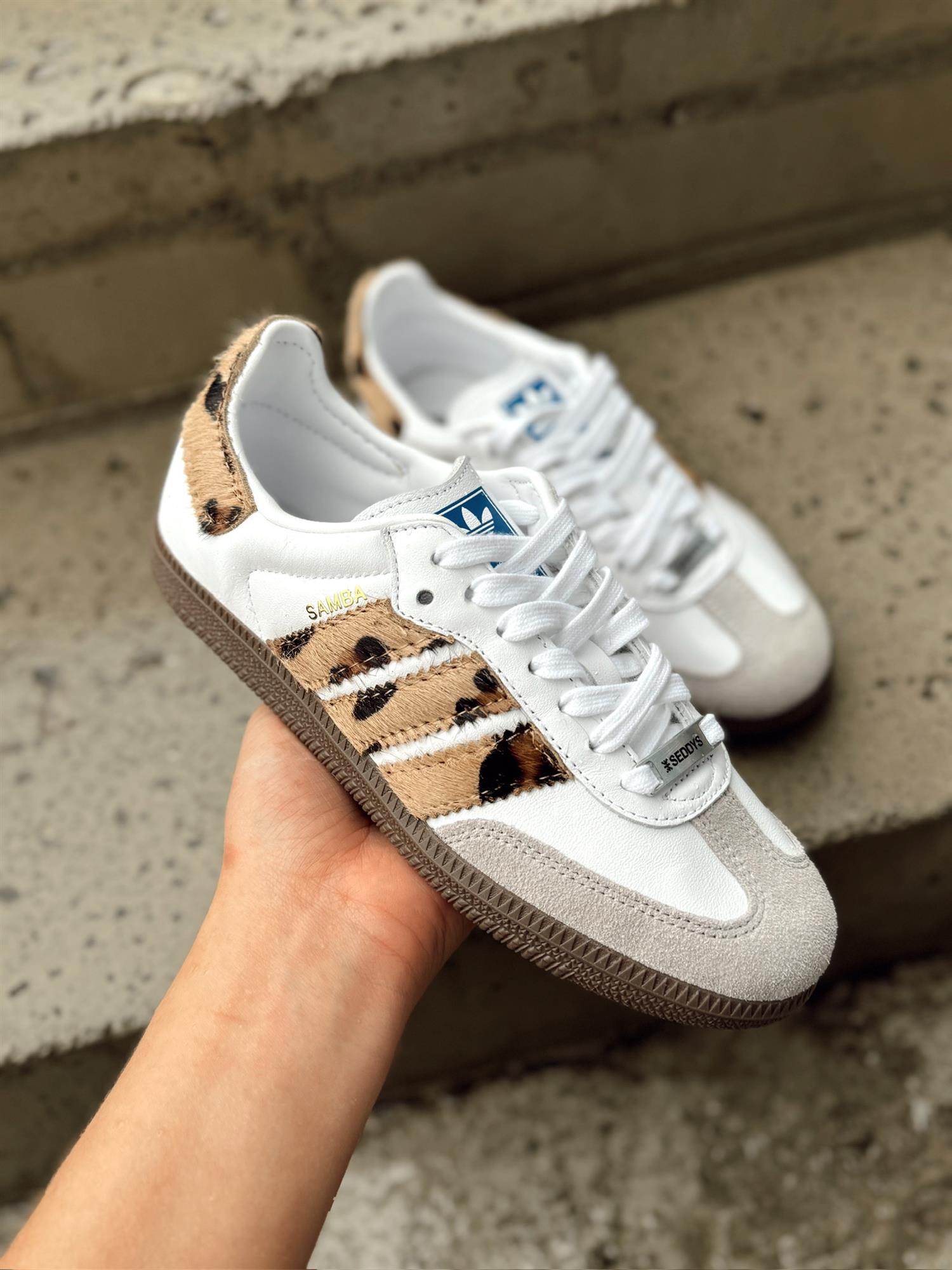 SEDDYS Adidas Samba T9 Leo – Hos Josefine