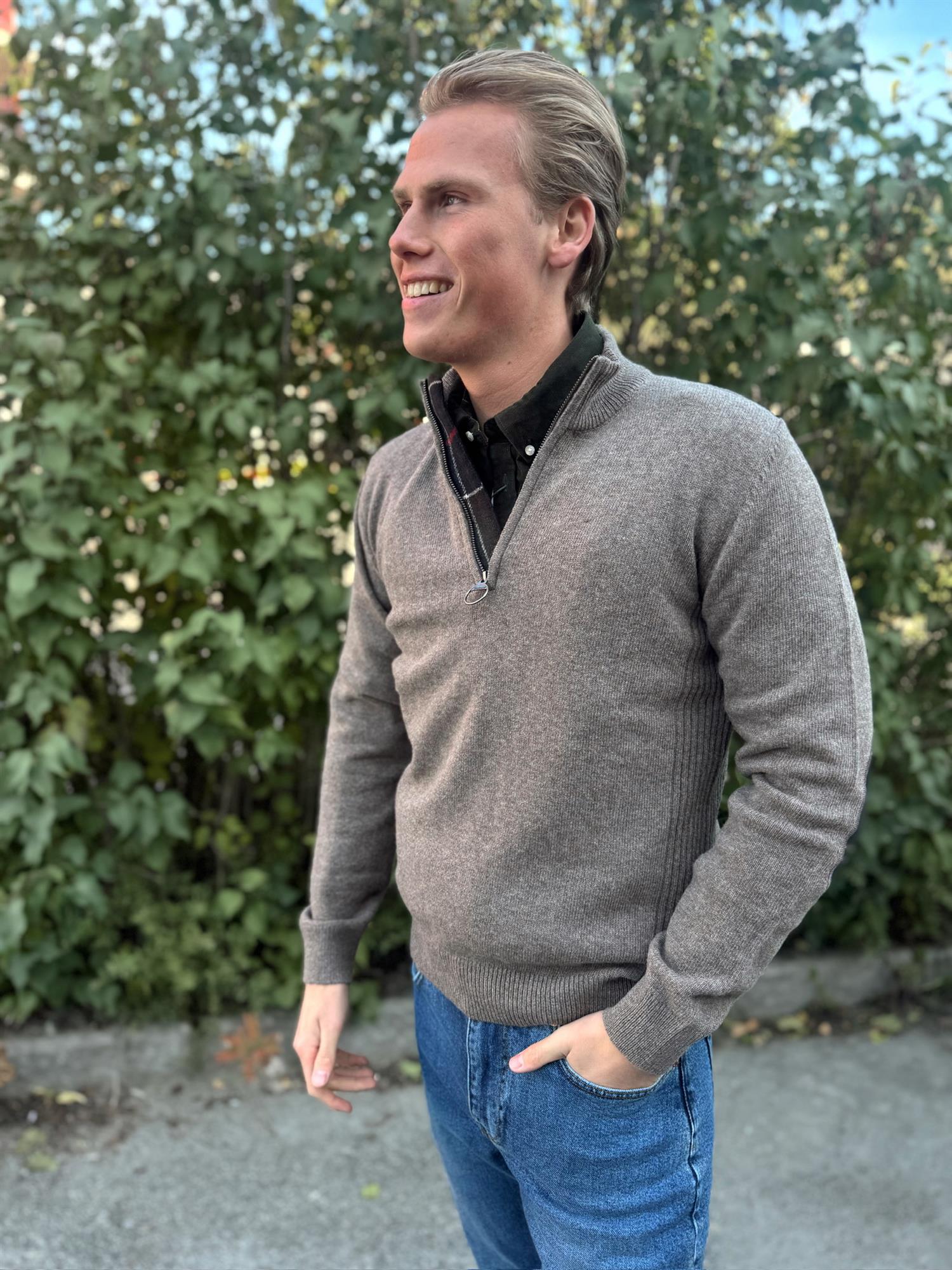 Barbour Holden Half Zip Military Marl – Hos Josefine